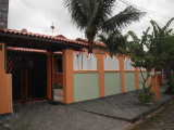 Ótima casa com 04 dormitórios, apenas 250m da praia em Itanhaém.